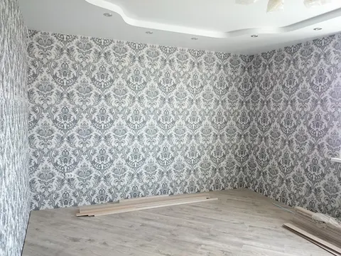 Поклейка обоев в комнате 18 м²